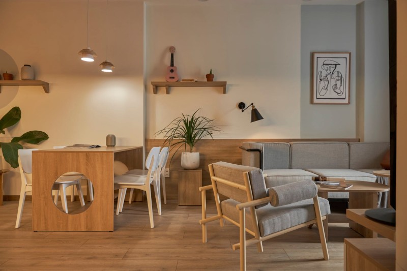 phần bàn ăn và trang trí mảng tường không gian giữa bếp và khách