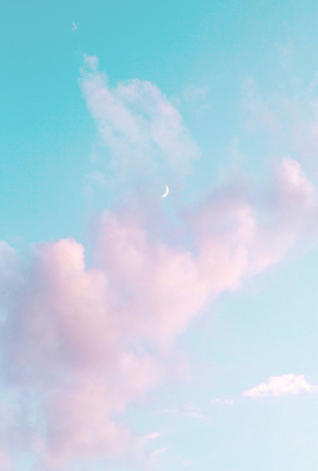 bầu trời xanh và những đám mây hồng nhạt